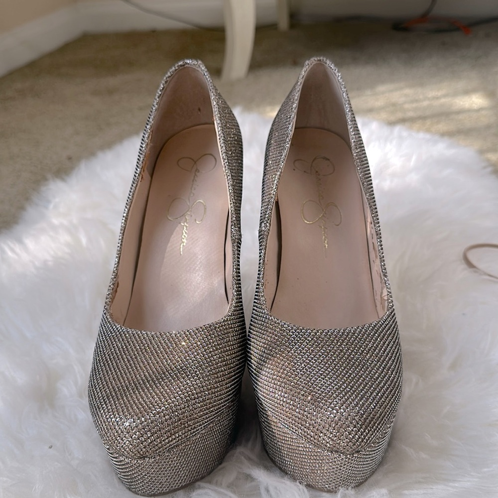 Jessica Simpson heals goldish sparkle. Size 7.5